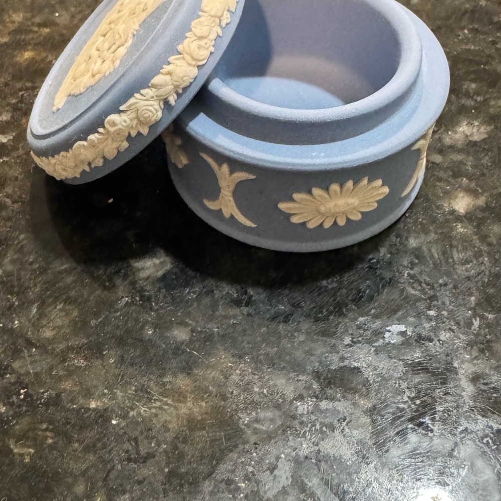 Wedgwood Blue and Cream Round Box - Picture 3 of 4